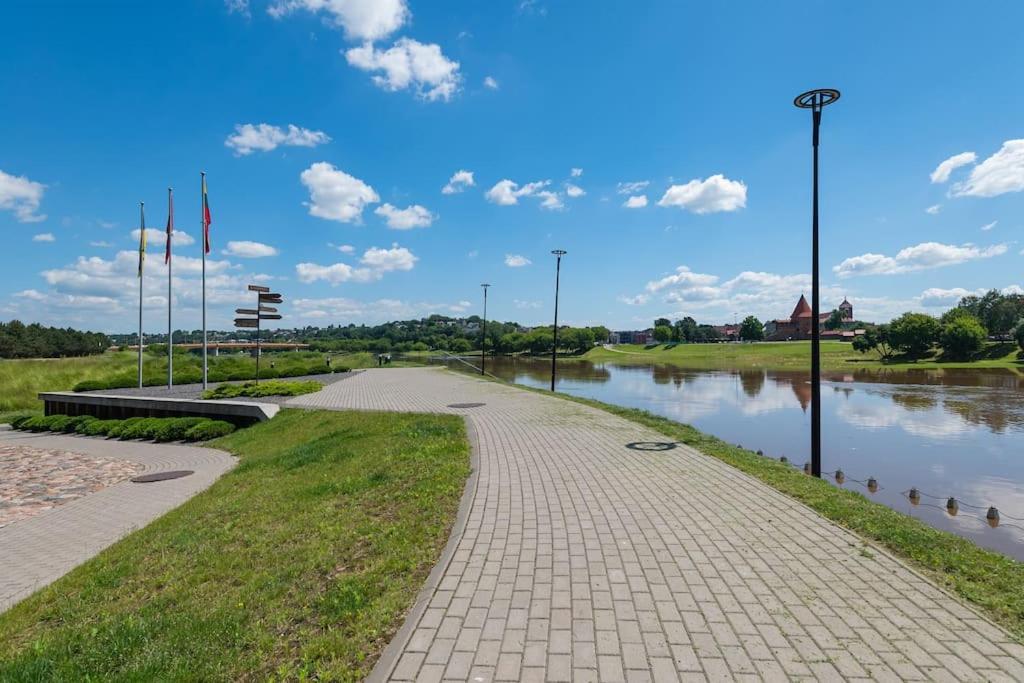 Bright Kaunas Apartment With Castle View Exterior photo